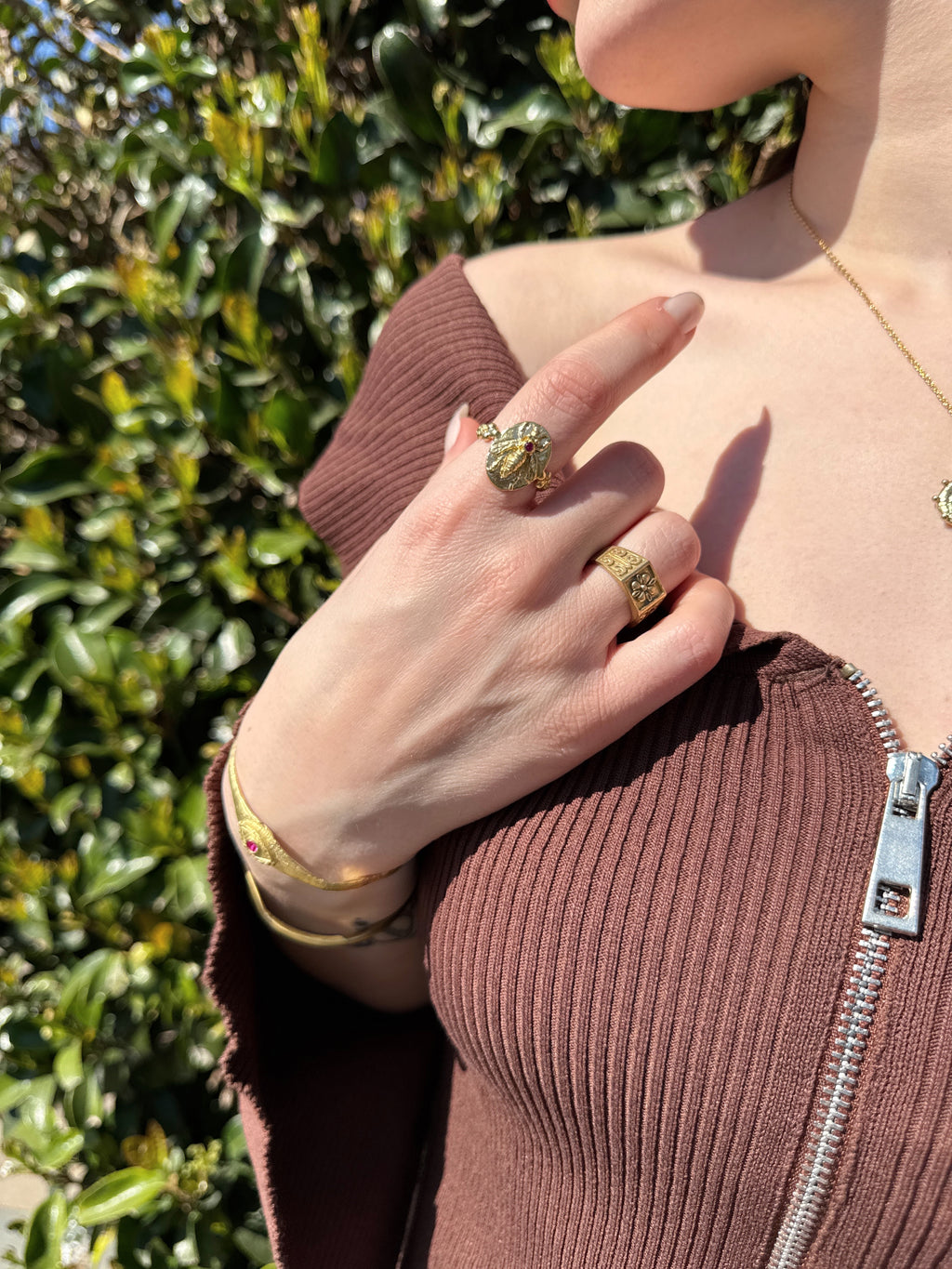 Arı Madalyon Yüzük